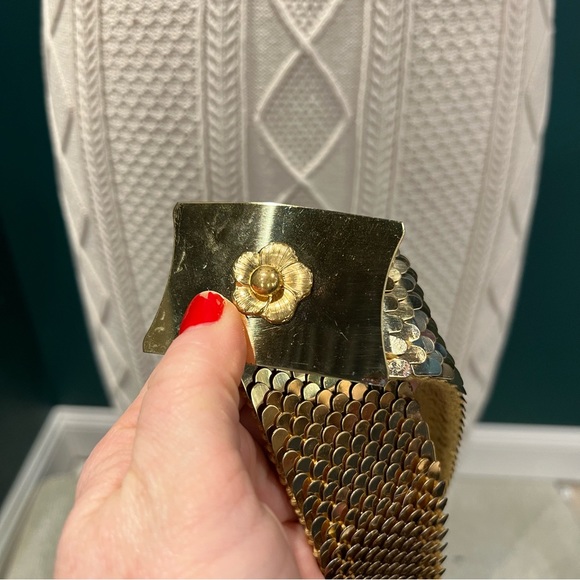 Vintage Stretch Gold belt. Articulated fish scale pattern hold metal flower belt - Picture 5 of 10